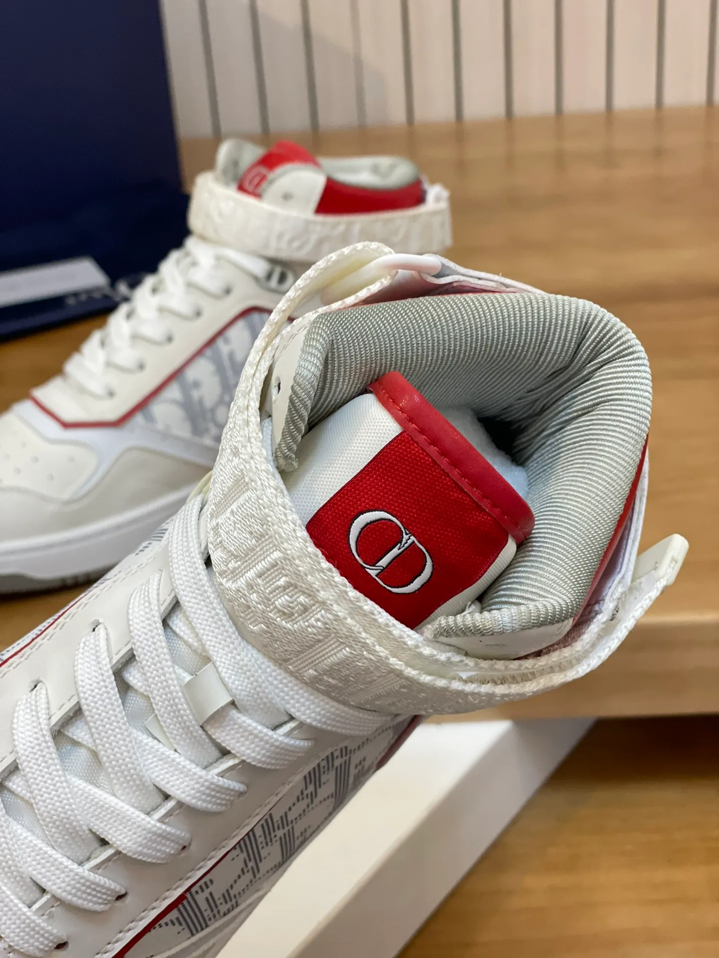 Men's shoes: 💰P460¥ Product trademark: Dior* "Dior*" high-top casual shoes Regular size: 38-44 (can be customized to 45.46) Product materials: Upper imported cowhide stitched with original fabric, breathable lining, original outsole. Number: 1006